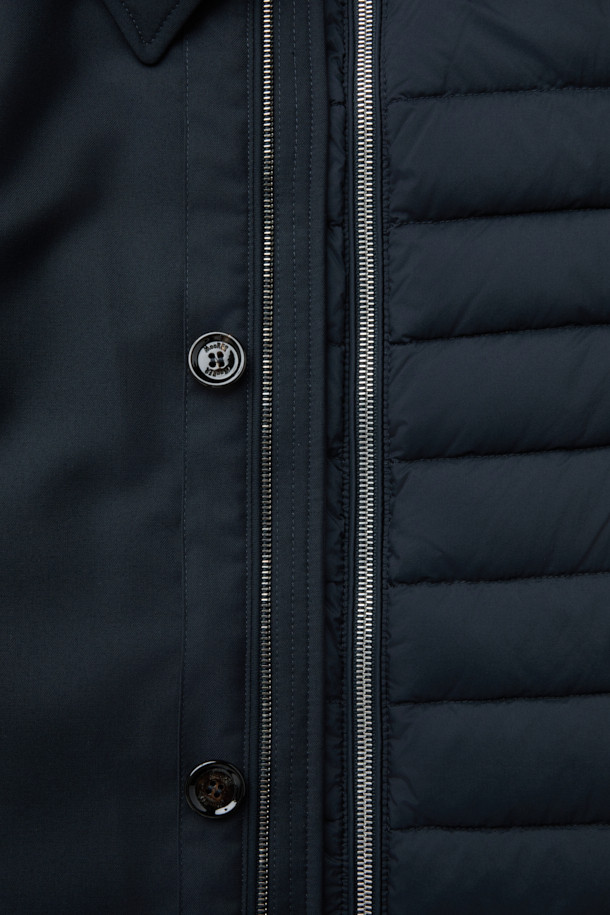 무레(MOORER) 엘슨 3웨이 트렌치코트 다운 네이비는 가을과 겨울, 출근룩과 비즈니스 캐주얼에 적합한 남성용 아우터입니다. 클래식하고 미니멀한 스타일의 이 트렌치코트는 레귤러 핏에 레귤러 기장으로, 무지 패턴의 네이비 컬러가 특징입니다. 버튼 여밈 방식과 긴 소매 디자인에, 탈부착 가능한 이너와 구스다운 충전재를 사용하여 보온성과 경량성을 동시에 갖췄습니다. 3웨이 디자인으로 다양한 스타일 연출이 가능하며, 일상에서 폭넓게 활용할 수 있습니다. 나일론 소재로 제작되어 튼튼하며, 세련된 디자인으로 완성도를 높였습니다.
