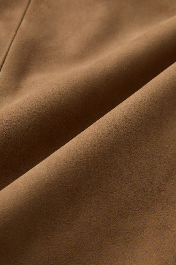 EMMETI(엠메티) 스웨이드 더블 브레스티드 재킷은 가을, 겨울 시즌 당신의 스타일을 완성해 줄 클래식한 아우터입니다. 부드러운 스웨이드 소재와 레귤러핏으로 편안한 착용감을 선사하며, 브라운과 카멜 두 가지 컬러로 출시되어 다양한 룩에 매치하기 좋습니다. 일상, 출근룩, 모임룩, 비즈니스 캐주얼 등 TPO에 구애받지 않고, 미니멀, 시크한 스타일을 연출할 수 있습니다. 더블 버튼 여밈과 패치 포켓 디테일이 돋보이는 디자인으로, 고급스러운 분위기를 더합니다.
