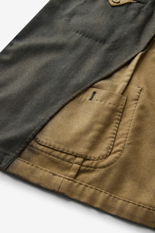 SANTANIELLO(산타니엘로) 핸드 스프레이 다잉 자켓은 남성용 자켓으로, 캐주얼한 스타일을 추구하는 분들께 적합합니다. 봄, 가을 시즌에 어울리는 얇은 두께감과 레귤러 핏으로 편안한 착용감을 선사합니다. 그레이, 브라운 컬러의 무지 디자인에 스프레이 다잉 처리로 은은한 멋을 더했으며, 테일러드 코트 타입의 싱글 버튼 여밈 방식으로 클래식한 분위기를 연출합니다. 비즈니스 캐주얼 및 출근룩으로, 또는 미니멀한 스타일을 선호하는 분들께 추천합니다.
