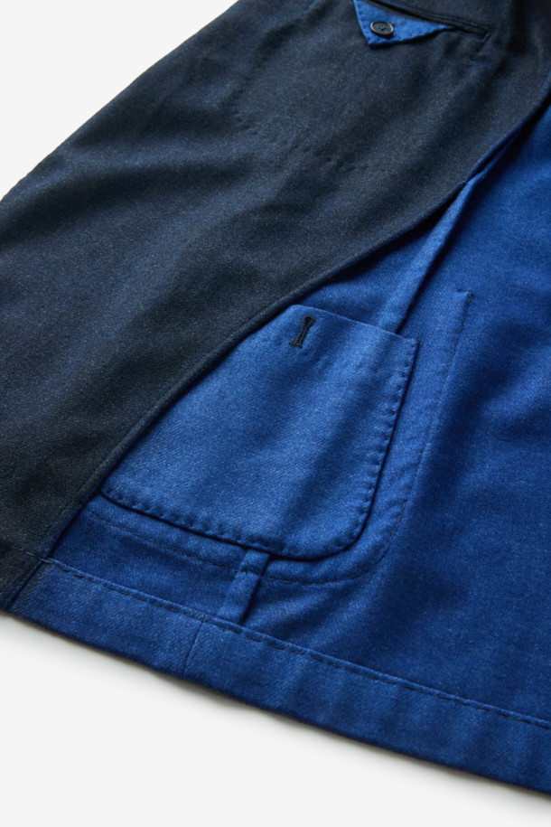 SANTANIELLO(산타니엘로) 핸드 스프레이 다잉 자켓은 남성용 자켓입니다. 블랙과 블루 두 가지 색상으로 출시되었으며, 캐주얼한 스타일을 연출하기 좋습니다. 봄, 가을에 착용하기 적합하며, 출근룩이나 비즈니스 캐주얼에도 활용 가능합니다. 레귤러 핏의 테일러드 코트 타입으로, 싱글 버튼 여밈 방식과 긴 소매 기장이 특징입니다. 스프레이 다잉 처리로 독특한 매력을 더했습니다.
