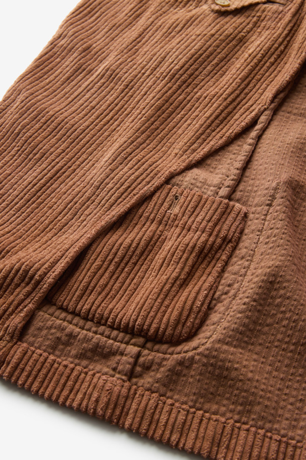 SANTANIELLO(산타니엘로) 볼드 코듀로이 재킷입니다. 짙은 브라운 컬러의 부드러운 코듀로이 소재로 제작되어 가을, 겨울 시즌 따뜻하고 포근하게 착용할 수 있습니다. 레귤러 핏에 싱글 버튼 여밈 방식, 긴 소매 기장으로 캐주얼하고 클래식한 분위기를 연출합니다. 출근룩과 모임룩 모두 활용 가능하며, 무지 디자인으로 미니멀한 스타일을 즐기는 분들께 추천합니다. 두꺼운 두께감으로 보온성을 높였습니다.
