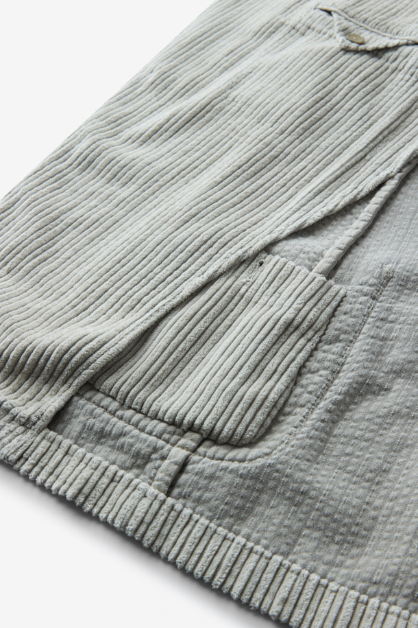 **SANTANIELLO(산타니엘로) 볼드 코듀로이 재킷**은 남성용 자켓으로, 캐주얼, 클래식, 미니멀 스타일을 모두 아우르는 매력적인 아이템입니다. 봄, 가을에 착용하기 적합하며, 출근룩으로도 활용할 수 있습니다. 그레이 컬러의 레귤러핏 자켓으로, 볼드한 코듀로이 원단과 싱글 버튼 디테일이 특징입니다. 두께감 있는 코듀로이 소재는 뻣뻣한 촉감을 선사하며, 긴 소매 기장으로 제작되었습니다. 
