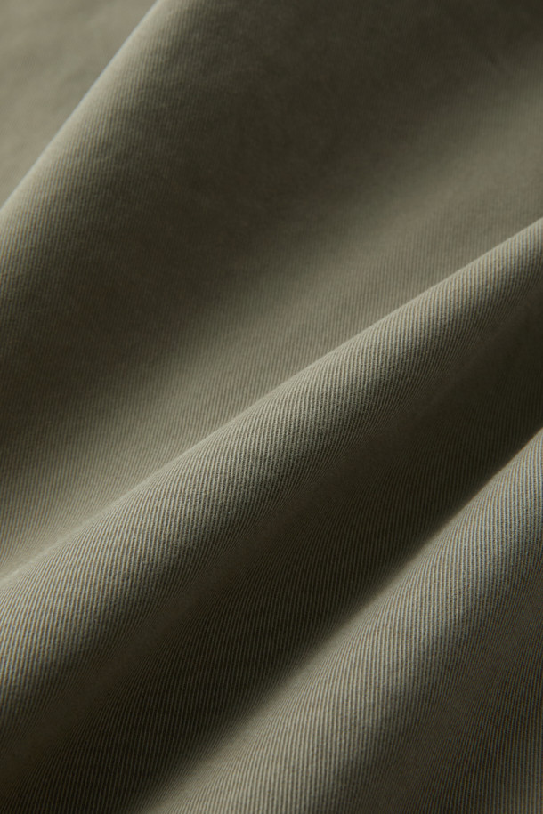 PT 토리노(PT TORINO) 4시즌 코튼 치노 팬츠는 남성용 바지로, 베이지와 카키 두 가지 색상으로 출시되었습니다. 봄, 여름, 가을, 겨울 사계절 모두 착용 가능하며, 일상 및 출근룩, 비즈니스 캐주얼에 적합합니다. 슬림핏으로 제작되었으며, 면 소재를 사용하여 편안한 착용감을 제공합니다. 가랑이 부분 덧댐 안감과 수선 여유분 설계, 뛰어난 신축성으로 활동성을 높였습니다. 베이직, 캐주얼, 클래식, 미니멀 스타일을 즐기는 남성에게 적합한 아이템입니다.
