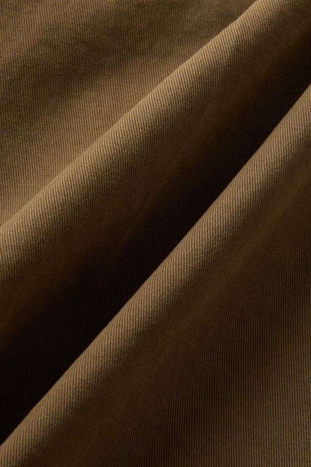 PT 토리노(PT TORINO) 4시즌 코튼 치노 팬츠는 남성을 위한 슬림핏 치노 팬츠입니다. 베이지와 브라운 두 가지 색상으로 제공되며, 봄, 여름, 가을, 겨울 사계절 모두 착용 가능합니다. 면 소재로 제작되어 편안한 착용감을 선사하며, 가랑이 부분 덧댐 처리로 훼손을 방지합니다. 출근룩과 비즈니스 캐주얼은 물론, 클래식, 미니멀, 캐주얼 스타일 모두 소화 가능한 활용도 높은 아이템입니다. 신축성이 우수하여 활동성을 높였으며, 수선 여유분까지 고려한 디자인으로 제작되었습니다.
