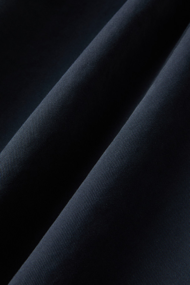 PT 토리노(PT TORINO) 4시즌 코튼 치노 팬츠는 남성용 바지로, 사계절 내내 활용 가능한 실용적인 아이템입니다. 네이비 컬러의 무지 디자인으로, 출근룩과 비즈니스 캐주얼, 그리고 클래식, 미니멀, 캐주얼 스타일을 모두 아우르는 폭넓은 TPO에 적합합니다. 슬림핏 디자인으로 시크한 실루엣을 연출하며, 면 소재 특유의 편안한 착용감을 선사합니다. 

특히 마찰과 땀이 많은 가랑이 부분에 덧댐 안감을 적용하여 내구성을 높였으며, 수선을 고려한 시접 가름 작업으로 섬세함을 더했습니다. 신축성 있는 소재로 활동성을 보장하며, 4계절 내내 세련된 스타일을 유지할 수 있는 필수 아이템입니다.
