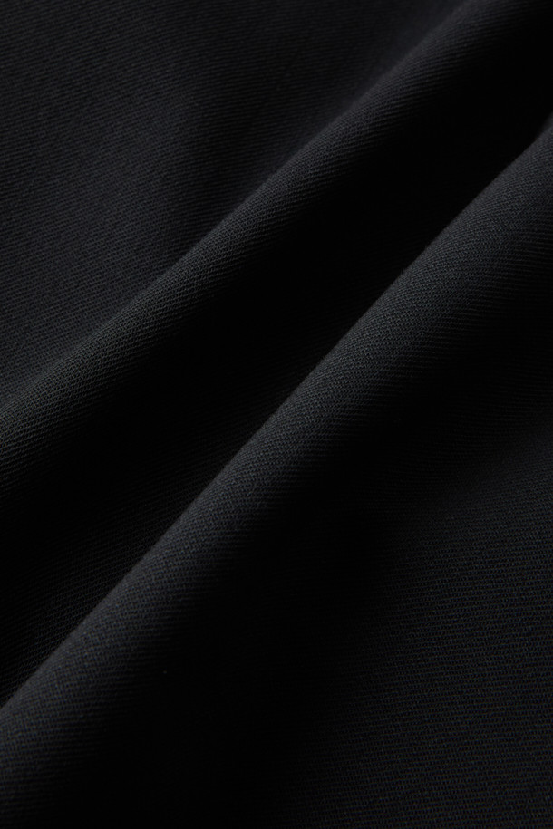 PT 토리노(PT TORINO) 울 바이 스트레치 슬랙스는 남성용 슬림핏 슬랙스로, 클래식하고 미니멀한 스타일을 추구하는 분들께 적합합니다. 블랙 컬러의 무지 디자인으로, 오피스룩, 비즈니스 캐주얼, 모임룩 등 다양한 TPO에 활용할 수 있습니다. 부드러운 촉감의 울 소재와 스트레치 기능으로 편안한 착용감을 선사하며, 사계절 내내 활용 가능합니다. 얇은 두께감으로 제작되었으며, 마찰과 땀에 취약한 가랑이 부분에는 덧댐 안감을 사용하여 내구성을 높였습니다. 수선을 고려한 시접 가름 작업으로 섬세함을 더했습니다.
