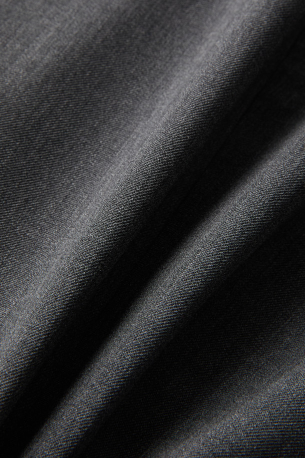 PT 토리노 울 바이 스트레치 슬랙스는 남성용 슬림핏 슬랙스로, 가을과 겨울에 적합합니다. 고급스러운 울 소재에 스트레치 기능이 더해져 편안하면서도 활동적인 착용감을 제공합니다. 차분하고 세련된 그레이 컬러의 무지 디자인으로, 오피스룩 및 비즈니스 캐주얼에 활용하기 좋습니다. 가랑이 부분에 덧댐 안감을 적용하여 내구성을 높였으며, 수선 여유분을 설계하여 실용성을 더했습니다. 클래식, 미니멀, 시크 스타일을 추구하는 남성에게 제격입니다.
