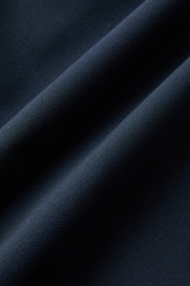 PT 토리노(PT TORINO) 울 바이 스트레치 슬랙스는 가을, 겨울 시즌을 위한 남성용 슬림핏 슬랙스입니다. 고급스러운 네이비 컬러의 무지 디자인으로, 클래식하고 베이직한 스타일을 연출합니다. 울 소재와 엘라스틴의 혼방으로 부드러운 촉감과 뛰어난 신축성을 제공하며, 편안한 착용감을 선사합니다. 오피스룩, 비즈니스 캐주얼, 출근룩 등 다양한 TPO에 활용 가능하며, 마찰이 잦은 가랑이 부분에 덧댐 안감을 적용하여 내구성을 높였습니다. 수선을 고려한 시접 가름 작업으로 실용성을 더한, 미니멀하고 시크한 스타일의 슬랙스입니다.
