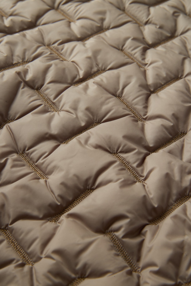 COSTUMEIN(코스튬인) 톰 퀼티드 점퍼는 남녀 모두 착용 가능한 캐주얼, 미니멀 스타일의 점퍼입니다. 퀼팅 처리된 베이지 컬러의 두꺼운 두께감으로 가을, 겨울 시즌에 적합하며, 출근룩으로 활용하기 좋습니다. 레귤러핏에 집업 여밈 방식이며, 긴 소매와 립 디테일이 특징입니다. 크롭 기장으로 세련된 핏을 연출하며, 다양한 스타일과 매치하여 클래식한 무드를 더할 수 있습니다.
