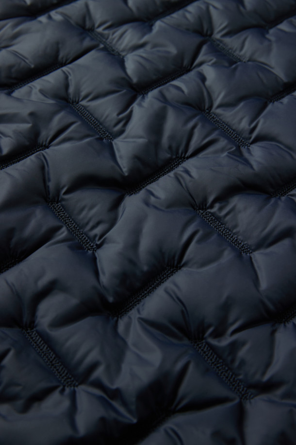 COSTUMEIN (코스튬인) 톰 퀼티드 점퍼는 남녀 모두 착용 가능한 캐주얼하고 미니멀한 스타일의 점퍼입니다. 봄, 가을에 어울리는 얇은 두께감과 가벼운 착용감으로 일상, 출근룩, 산책룩 등 다양한 TPO에 활용하기 좋습니다. 네이비 컬러의 퀼팅 패턴이 특징이며, 레귤러 핏과 긴 소매, 립 디테일이 편안하고 세련된 분위기를 연출합니다. 집업 스타일로 간편하게 착용 가능하며, 경량 소재로 제작되어 활동성을 높였습니다.
