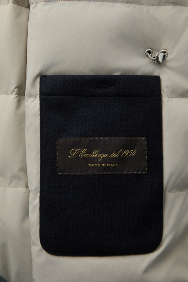 Mandelli(만델리) 캐시미어 4포켓 구스 다운은 남성용 겨울 아우터로, 일상과 TPO(출근룩, 비즈니스 캐주얼, 모임룩) 모두에 잘 어울리는 클래식하고 미니멀한 스타일을 연출합니다. 네이비 컬러의 무지 디자인에 레귤러핏으로 제작되었으며, 두꺼운 두께감과 부드러운 캐시미어 소재를 사용하여 고급스러운 촉감을 선사합니다. 4포켓 디자인과 버튼 여밈 방식으로 클래식한 멋을 더했으며, 긴 소매 기장과 구스다운 충전재로 보온성을 높였습니다. 럭셔리한 외관을 자랑하며, 겨울철 스타일과 보온성을 동시에 만족시키는 아이템입니다.
