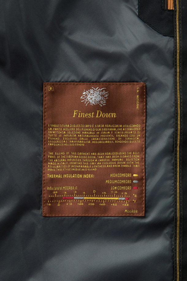 MOORER(무레르) 브란카 경량 다운은 봄, 가을 간절기에 활용하기 좋은 여성용 아우터입니다. 블랙 컬러의 무지 디자인으로 미니멀하고 베이직한 스타일을 연출하며, 출근룩과 캐주얼 스타일 모두에 잘 어울립니다. 얇고 부드러운 나일론 소재를 사용하여 가볍고 편안한 착용감을 제공하며, 크롭 기장과 레귤러핏으로 세련된 실루엣을 완성합니다. 집업 스타일의 숏패딩으로 긴 소매 디자인과 경량 보온 기능을 갖춰 간절기 날씨 변화에 유연하게 대응할 수 있습니다.
