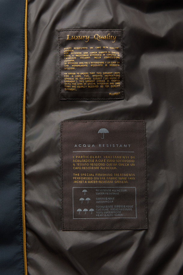 무레르(MOORER) 유리코 후디 경량 다운 자켓입니다. 네이비 컬러의 캐주얼하고 미니멀한 디자인으로, 겨울철 출근룩에 적합합니다. 얇은 두께감과 부드러운 촉감의 나일론 소재를 사용하여 편안한 착용감을 선사합니다. 집업 스타일의 레귤러핏 후드 자켓으로, 가죽 트리밍 디테일이 돋보입니다. 경량 및 보온 기능을 갖춘 실용적인 아이템입니다.
