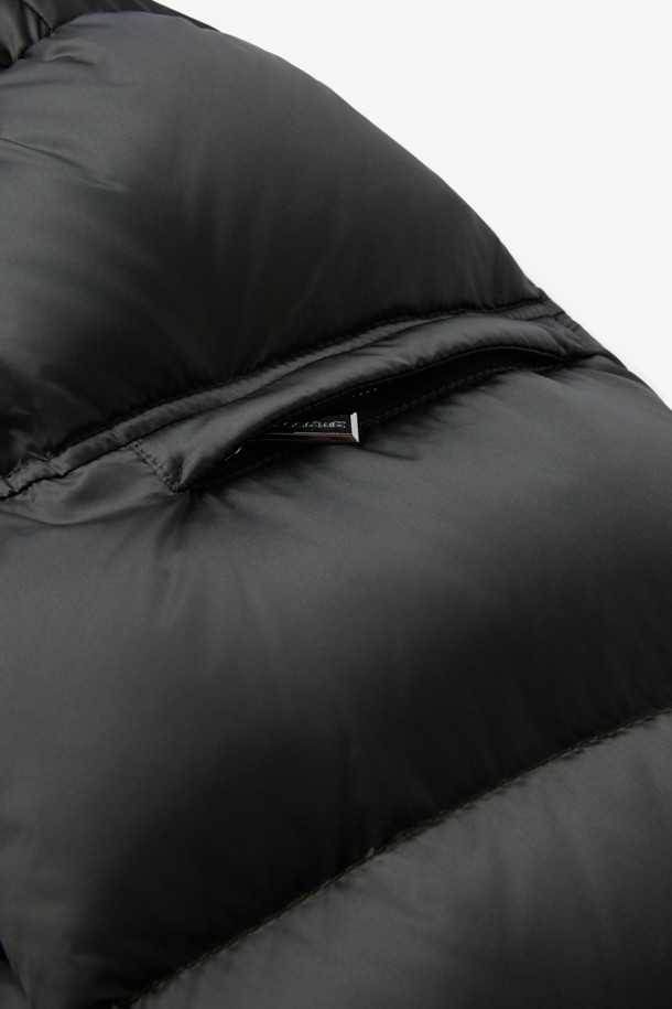 무레(MOORER) 브렛 후디 푸퍼 다운은 겨울철 캐주얼 스타일을 위한 필수 아이템입니다. 오버핏으로 제작되어 편안한 착용감을 선사하며, 후드와 볼륨감 있는 디자인이 돋보입니다. 무지 블랙 컬러와 숏 기장으로 어떤 옷에도 쉽게 매치할 수 있습니다. 보온성이 뛰어난 구스다운 소재를 사용하여 추운 날씨에도 따뜻하게 몸을 보호해 줍니다. 집업 여밈 방식과 긴 소매는 활동성을 더하며 부드러운 촉감으로 편안함을 더합니다.
