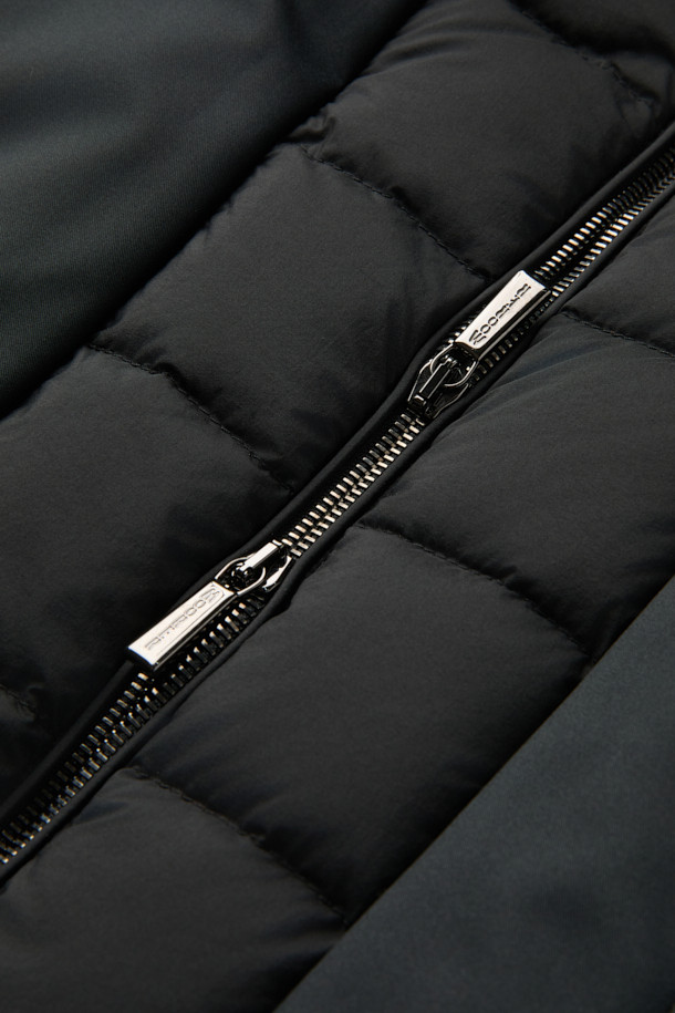 MOORER(무레르) 바네스 카라 퍼 헤비 다운은 겨울철 출근룩을 위한 클래식하고 미니멀한 스타일의 구스다운 점퍼입니다. 풍성한 퍼 카라가 돋보이며, 퀼팅 처리된 안감과 레귤러핏으로 제작되어 부드러운 촉감과 뛰어난 보온성을 제공합니다. 지퍼형 여밈 방식과 긴 소매 기장으로 편안함을 더했으며, 블랙 컬러의 무지 디자인으로 어떤 옷에도 쉽게 매치할 수 있습니다. 두꺼운 두께감의 헤비 다운으로 추운 날씨에도 따뜻하게 착용할 수 있습니다.
