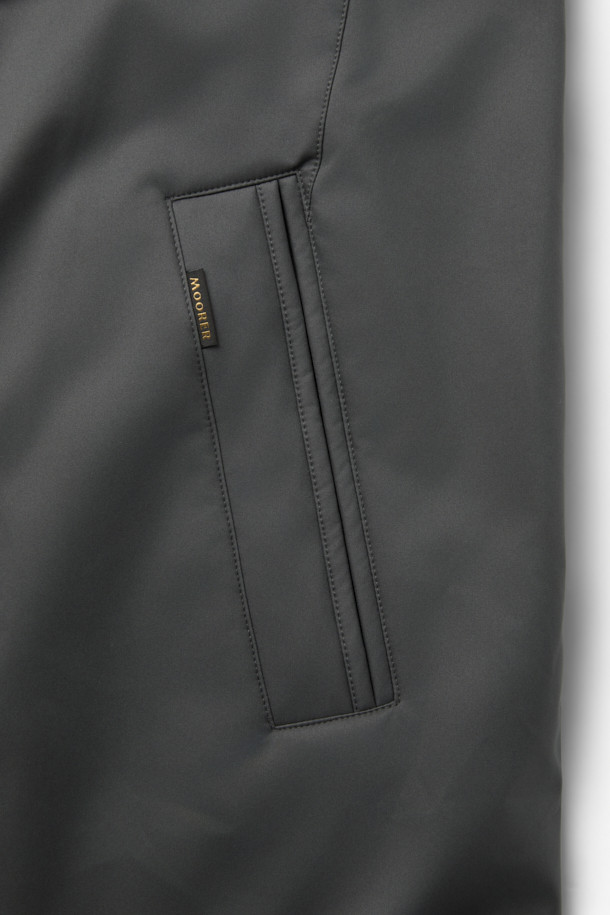 무어러 바네스 카라 퍼 헤비 다운은 겨울철 당신의 스타일을 책임질 헤비 구스다운 점퍼입니다. 블랙 컬러의 무지 디자인으로, 클래식하면서도 미니멀하고 시크한 스타일을 연출합니다. 레귤러핏과 레귤러 기장으로 편안한 착용감을 제공하며, 지퍼 여밈 방식으로 간편하게 입고 벗을 수 있습니다. 카라 퍼 디테일과 퀼팅 안감이 특징이며, 보온 기능을 갖춰 출근룩이나 연말 모임룩에 모두 잘 어울립니다. 부드러운 촉감의 구스다운 소재로 제작되어 뛰어난 보온성을 선사합니다.
