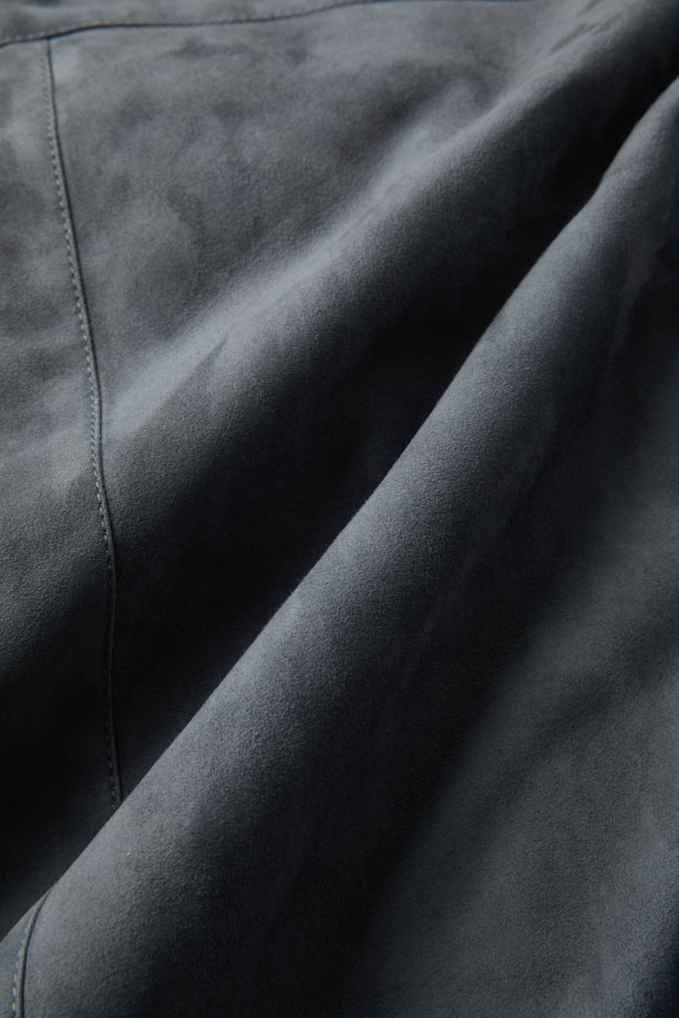 Mandelli(만델리) 스웨이드 캐시미어 져지는 부드러운 촉감과 두꺼운 두께감으로 가을, 겨울철 따뜻하게 착용하기 좋은 남성 블루종입니다. 클래식하고 미니멀한 디자인에 그레이 컬러, 무지 패턴으로 어떤 스타일에도 잘 어울립니다. 레귤러핏으로 제작되었으며, 져지 소매와 염소가죽을 사용하여 고급스러움을 더했습니다. 집업 스타일이며, 출근룩, 비즈니스 캐주얼, 모임룩 등 다양한 TPO에 활용할 수 있습니다. 
