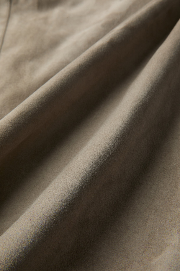 Mandelli(만델리) 스웨이드 캐시미어 져지는 부드러운 촉감과 보온성을 자랑하는 아우터입니다. 가을, 겨울 시즌에 어울리는 두꺼운 두께감으로 클래식하고 미니멀한 스타일을 연출합니다. 베이지, 그레이 두 가지 색상으로 출시되었으며, 레귤러 핏의 집업 스타일로 편안하게 착용 가능합니다. 특히 소매 부분의 캐시미어 져지 소재가 고급스러움을 더하며, 데이트룩, 출근룩, 모임룩 등 다양한 TPO에 활용 가능합니다. 시크한 매력을 뽐내고 싶은 날, Mandelli(만델리) 스웨이드 캐시미어 져지를 선택해 보세요.
