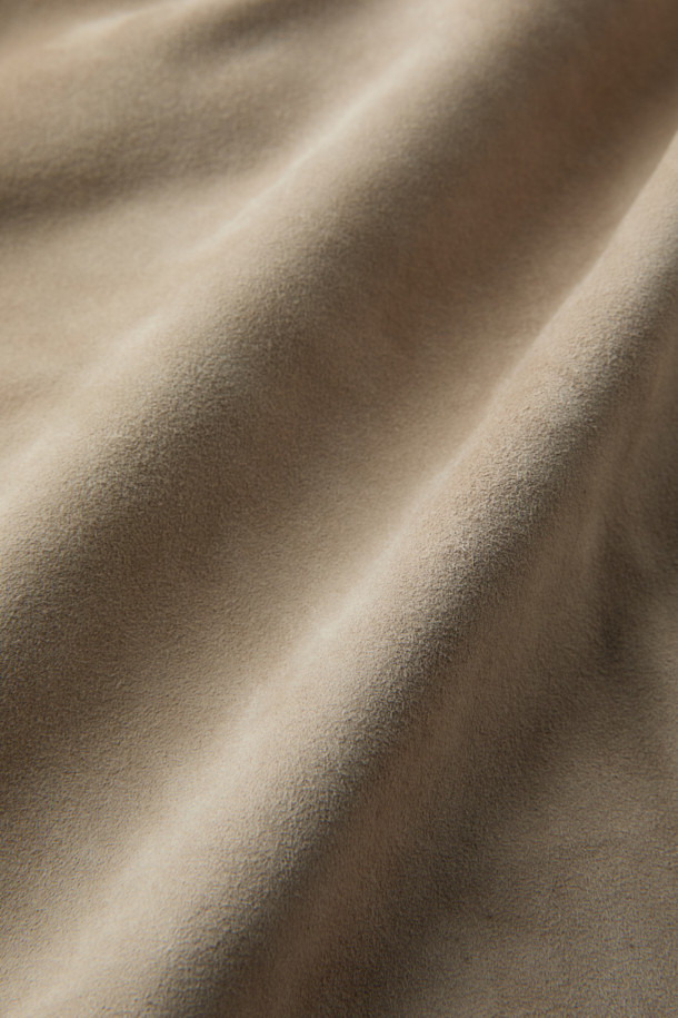 GALLOTTI(갈로티) 스웨이드 패딩 후디 아우터는 가을과 겨울에 따뜻하게 착용할 수 있는 남성용 점퍼입니다. 부드러운 스웨이드와 양가죽 소재로 제작되어 고급스러운 촉감을 선사하며, 레귤러핏으로 편안한 착용감을 제공합니다. 캐주얼 스타일의 무지 디자인에 후드, 긴소매, 집업 여밈 방식이 적용되어 실용성을 더했습니다. 두꺼운 두께감과 패딩 안감으로 보온성을 높였으며, 미니멀하고 클래식한 스타일을 연출하기 좋습니다. 베이지 컬러로 다양한 스타일에 매치하기 용이합니다.
