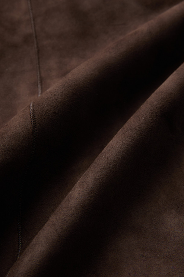 GALLOTTI(갈로티) 스웨이드 패딩 후디 아우터는 부드러운 스웨이드 소재와 두꺼운 두께감으로 가을, 겨울철 따뜻함을 선사하는 여성용 점퍼입니다. 캐주얼한 무드의 브라운 컬러 무지 디자인에 긴 소매와 후드, 집업 여밈 방식으로 편안함을 더했습니다. 레귤러핏 크롭 기장으로 활동성을 높였으며, 여행룩과 캠핑룩, 캐주얼, 미니멀, 클래식 스타일 연출에 활용하기 좋습니다. 안감과 패딩 충전재로 보온성을 강화하여 추운 날씨에도 따뜻하게 착용할 수 있습니다.
