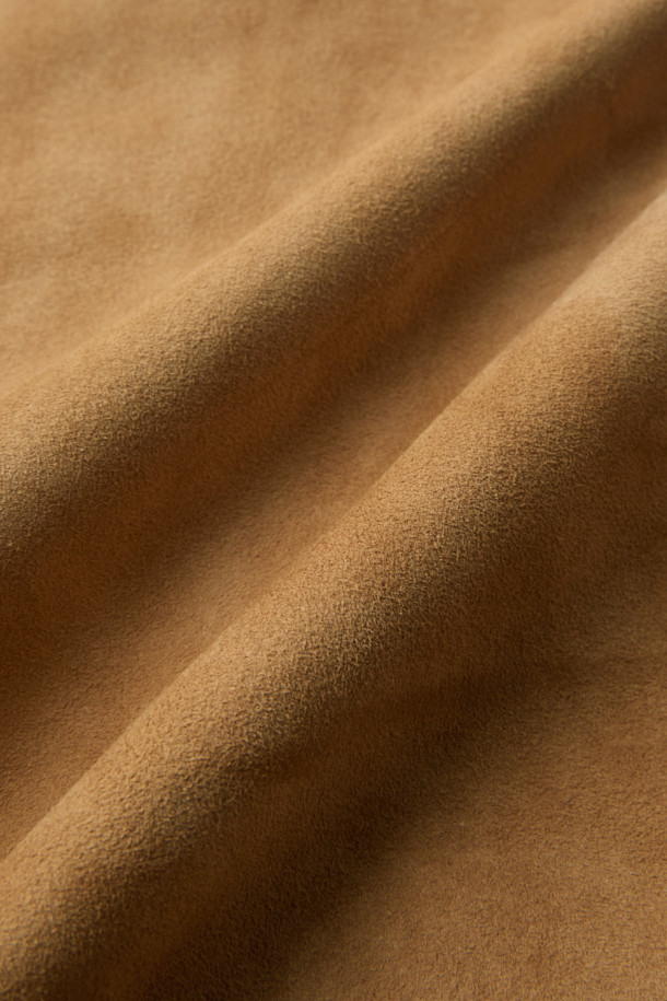 GALLOTTI(갈로티) 스웨이드 초어 재킷 카멜은 가을과 겨울, 당신의 품격을 높여줄 남성용 아우터입니다. 부드러운 스웨이드와 고급스러운 양가죽 소재로 제작되어 따뜻함과 편안한 착용감을 선사합니다. 클래식하고 베이직한 디자인에 카멜 컬러가 더해져 출근룩, 비즈니스 캐주얼, 모임룩 등 다양한 TPO에 활용 가능합니다. 레귤러핏, 싱글 버튼 여밈, 포켓 디테일이 돋보이며, 미니멀하고 시크한 스타일을 연출하기 좋습니다. 두꺼운 두께감과 패딩 안감으로 추운 날씨에도 따뜻하게 몸을 보호해 줍니다.
