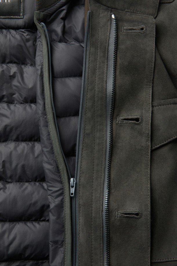 GALLOTTI(갈로티) 스웨이드 4포켓 패딩 사파리 아우터는 남성용 겨울 아우터로, 카키와 그린 두 가지 색상으로 출시되었습니다. 부드러운 스웨이드와 양가죽 소재로 제작되어 고급스러운 촉감을 선사하며, 레귤러핏으로 편안하게 착용 가능합니다. 4포켓 디테일과 패딩 안감으로 보온성을 높였으며, 버튼 여밈 방식의 사파리 코트 스타일입니다. 출근룩과 모임룩, 캐주얼, 클래식, 미니멀 스타일을 모두 소화할 수 있는 활용도 높은 아이템입니다.
