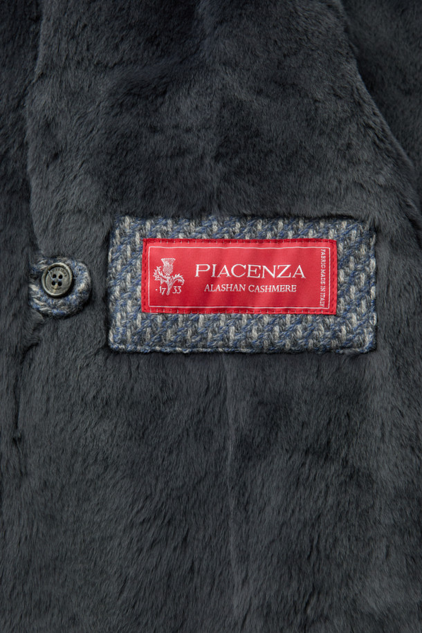 피아첸자 캐시미어 100% 풀퍼 코트는 우아함과 고급스러움을 동시에 선사하는 겨울철 필수 아이템입니다. 부드러운 촉감의 캐시미어 소재와 밍크 퍼 안감으로 제작되어 뛰어난 보온성을 자랑하며, 특별한 날을 위한 모임룩, 오피스룩, 연말 모임룩에 완벽하게 어울립니다. 클래식하고 미니멀한 디자인에 레귤러핏으로 제작되어 어떤 스타일에도 자연스럽게 매치할 수 있으며, 싱글 버튼 여밈 방식으로 세련된 실루엣을 연출합니다. 안감 전체에 퍼가 적용되어 한겨울에도 따뜻하고 포근하게 착용 가능하며, 투톤 컬러감이 은은한 포인트를 더합니다.
