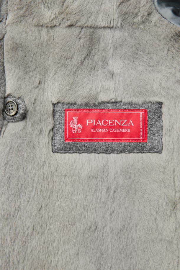 피아젠자 캐100 풀퍼 하프 코트는 겨울철, 클래식하고 고급스러운 스타일을 연출하고 싶은 당신을 위한 아우터입니다. 멜란지, 그레이 두 가지 색상으로 출시되어, 오피스룩, 모임룩, 연말 모임룩 등 다양한 TPO에 활용할 수 있습니다. 겉감은 캐시미어 100%로 제작되어 부드러운 촉감을 선사하며, 안감은 퍼 소재로 보온성을 높였습니다. 하프 기장의 넉넉한 핏과 버튼 여밈 방식으로 편안하면서도 시크한 분위기를 줍니다. 투톤 조직으로 은은한 멋을 더한, 당신의 겨울 스타일을 완성할 하프 코트입니다.
