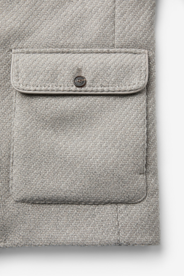 피아젠자 캐시미어 100 풀퍼 하프 코트는 가을과 겨울, 당신의 품격을 높여줄 하프 코트입니다. 클래식하고 엘레강스한 스타일을 추구하는 분들을 위한 아이템으로, 오피스룩, 모임룩, 연말 모임룩 등 다양한 TPO에 활용하기 좋습니다. 부드러운 촉감의 캐시미어와 밍크 퍼 안감으로 제작되어 고급스러움을 더했으며, 레귤러핏과 무지 패턴, 투톤 조직으로 세련된 디자인을 완성했습니다. 멜란지, 그레이 두 가지 컬러로 출시되어, 취향에 맞게 선택할 수 있습니다.
