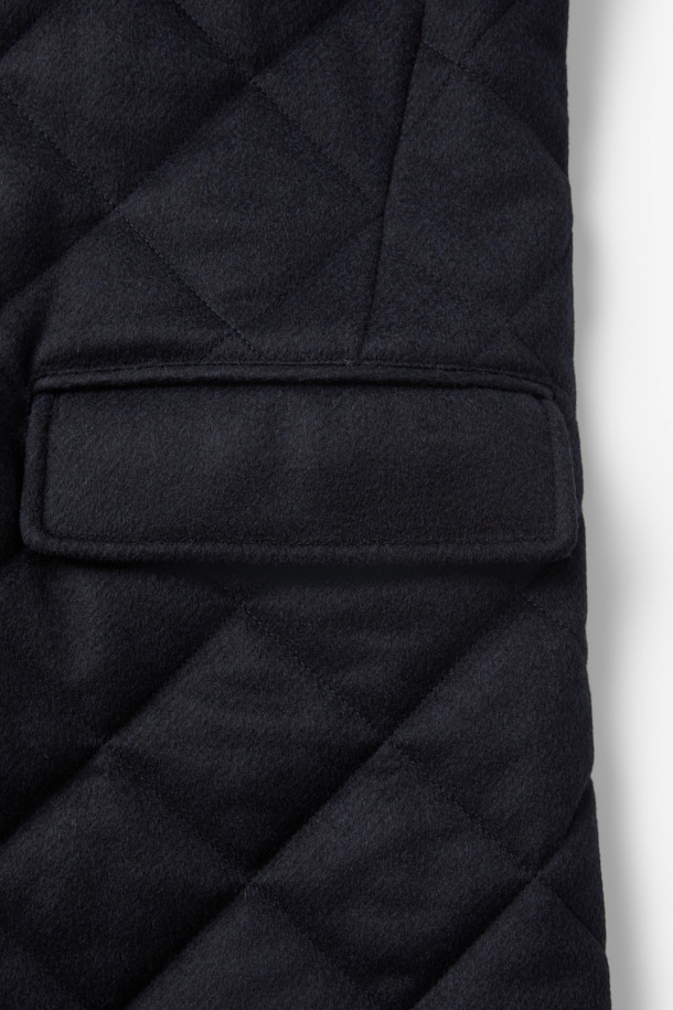 피아젠자 캐100 에든버러 코트는 겨울 시즌을 위한 클래식하고 시크한 스타일의 퀼팅 코트입니다. 부드러운 캐시미어와 울 소재의 혼방으로 제작되어 뛰어난 보온성과 고급스러운 촉감을 선사합니다. 블랙 컬러의 레귤러 핏 디자인에 탈착 가능한 천연 렉스 퍼 카라가 더해져 일상, 출근룩, 모임룩, 연말 모임룩 등 다양한 TPO에 활용 가능합니다. 버튼 여밈 방식과 긴 소매 기장으로 클래식한 디자인을 완성했으며, 무지 퀼팅 패턴이 세련된 느낌을 더합니다. 
