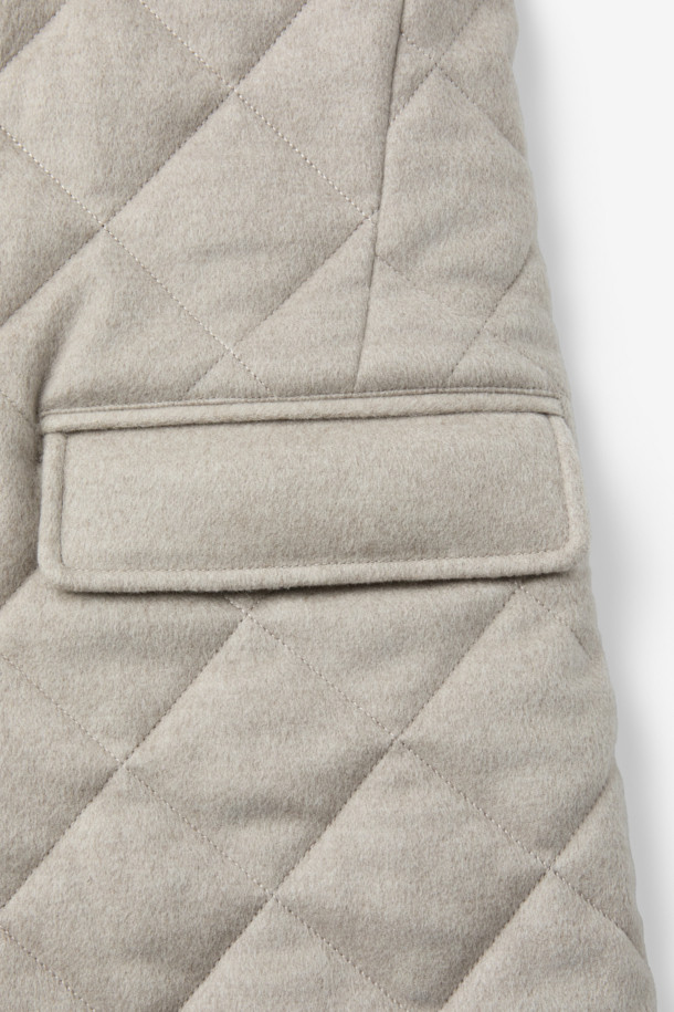 피아젠자 캐100 에든버러 코트는 여성들을 위한 겨울, 가을용 코트입니다. 베이지, 아이보리 두 가지 색상으로 출시되었으며, 클래식하고 미니멀한 스타일을 연출할 수 있습니다. 퀼팅 처리된 디자인에 미디엄 기장, 레귤러 핏으로 제작되었으며, 싱글 버튼 여밈 방식으로 간편하게 착용 가능합니다. 부드러운 촉감의 캐시미어, 모 소재를 사용하여 보온성을 높였으며, 탈착 가능한 천연 렉스 퍼 카라가 특징입니다. 출근룩, 모임룩으로 활용하기 좋으며, 고급스러운 분위기를 더해줍니다.
