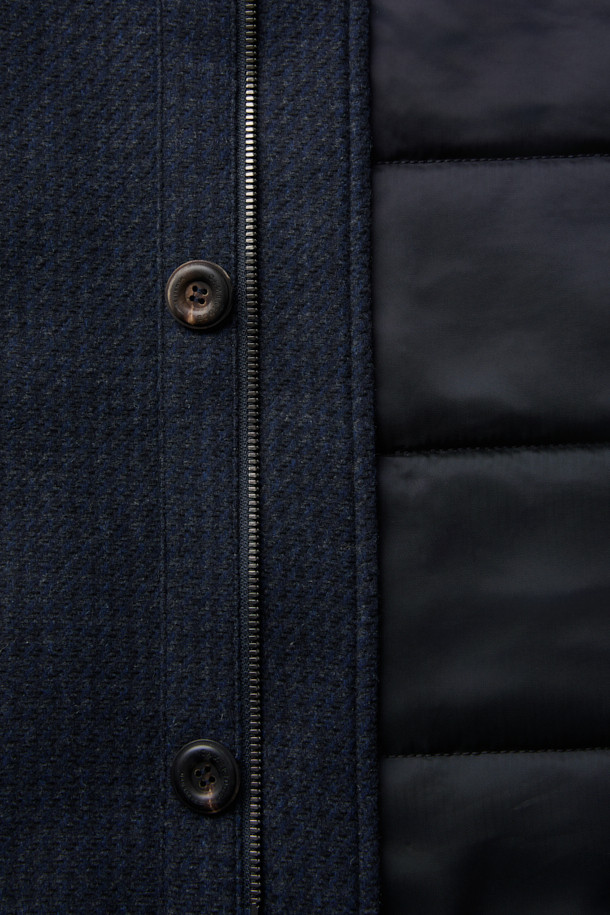 피아젠자 캐100 에든버러 드라이빙 코트는 고급스러운 소재와 디자인으로 완성된 아우터입니다. 네이비 컬러의 무지 디자인으로, 클래식하고 엘레강스한 스타일을 연출합니다. 캐시미어와 밍크 소재의 조화로 부드러운 촉감과 두꺼운 두께감을 자랑하며, 가을과 겨울 시즌에 따뜻하게 착용할 수 있습니다. 하프 기장의 레귤러핏 드라이빙 코트로, 싱글 버튼 여밈 방식과 퍼 카라, 패딩 안감이 특징입니다. 오피스룩, 비즈니스 캐주얼, 모임룩 등 다양한 TPO에 활용 가능하며, 미니멀하고 시크한 스타일을 완성합니다.
