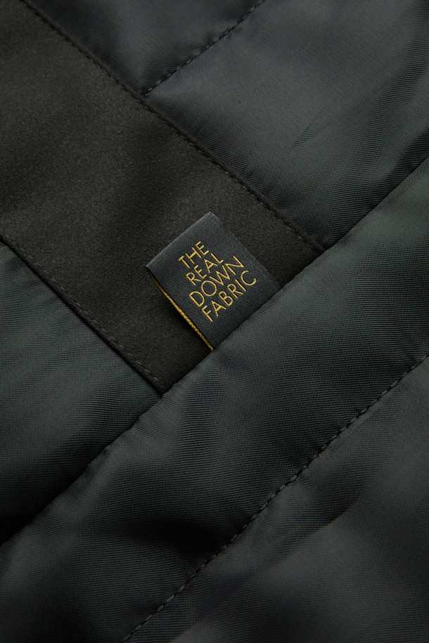 피아젠자 캐100 솔리드 체스터 코트는 이태리 PIACENZA사의 캐시미어 100% 소재로 제작되어 부드러운 촉감과 고급스러운 광택을 자랑합니다. 블랙, 차콜 두 가지 색상으로 출시되었으며, 잦은 회의나 중요한 약속 등 오피스룩, 비즈니스 캐주얼, 모임룩에 모두 잘 어울리는 클래식하고 세련된 스타일을 연출합니다. 레귤러핏 싱글버튼 디자인에 두꺼운 두께감으로 가을, 겨울 시즌 뛰어난 보온성을 제공하며, THIN DOWN 및 THINSULATE 충전재로 더욱 따뜻하게 착용할 수 있습니다. 긴 소매 기장의 레귤러 체스터 코트로, 미니멀하면서도 시크한 분위기를 선호하는 분들께 추천합니다.
