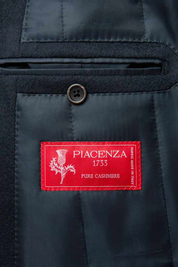 피아젠자 캐100 솔리드 체스터 코트는 네이비 컬러의 클래식한 무드를 선사하는 아우터입니다. 캐시미어 소재로 제작되어 부드러운 촉감을 자랑하며, 가을과 겨울에 따뜻하게 착용할 수 있습니다. 싱글 버튼 여밈 방식과 긴 소매 기장으로 세련된 디자인을 완성했으며, 안감은 패딩 처리되어 보온성을 높였습니다. 출근룩, 오피스룩, 모임룩 등 다양한 TPO에 활용 가능하며, 클래식, 미니멀, 시크 스타일을 즐기는 분들께 추천합니다.
