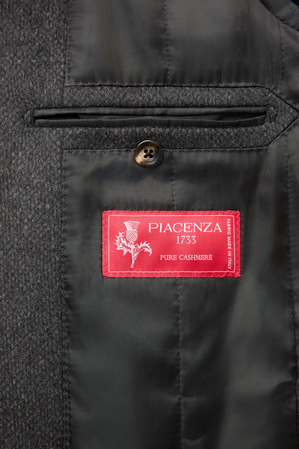 이태리 피아첸차 社의 캐시미어 100% 솔리드 셋인 코트입니다. 고급스러운 광택감과 부드러운 촉감이 특징이며, 클래식한 버드아이 패턴으로 세련된 분위기를 자아냅니다. 겨울철 보온성을 높여주는 씬 다운과 씬슐레이트 충전재를 사용하여, 추운 날씨에도 따뜻하게 착용할 수 있습니다. 출근룩, 오피스룩, 모임룩 등 다양한 상황에 활용할 수 있으며, 미니멀하고 시크한 스타일을 연출하기 좋습니다.