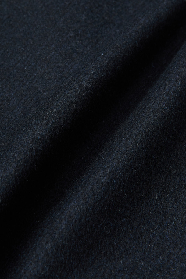 이태리 피아젠자(피아젠자) 社의 캐시미어 100% 소재로 제작된 피아젠자 캐100 솔리드 셋인 코트입니다. 그레이시 브라운 컬러의 클래식한 버드아이 패턴으로, 출근룩, 오피스룩, 모임룩 등 다양한 상황에 활용하기 좋습니다. 고급스러운 광택감과 부드러운 촉감이 특징이며, 씬 다운 및 씬슐레이트 충전재를 사용하여 우수한 보온성을 제공합니다. 미니멀하고 시크한 스타일을 연출하기에 적합한 셋인 코트입니다. 겨울철 당신의 스타일을 완성해 줄 아이템입니다.