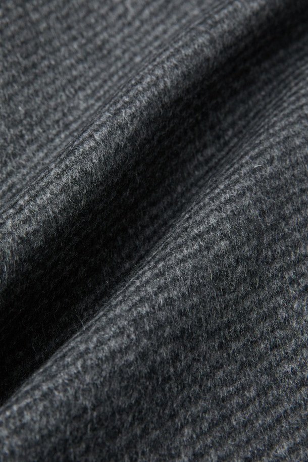 이태리 피아젠자 社의 캐시미어 100% 소재로 제작된 솔리드 셋인 코트입니다. 클래식한 무드의 미디움 그레이 컬러로, 겨울철 출근룩, 오피스룩, 모임룩에 시크하고 미니멀한 스타일을 더합니다. 뛰어난 보온성을 자랑하는 씬 다운 및 씬슐레이트 충전재 사용으로 한겨울에도 따뜻하게 착용 가능하며, 고급스러운 광택감과 트윌 조직감이 특징입니다. 부드러운 촉감의 캐시미어 소재는 편안한 착용감을 선사합니다.