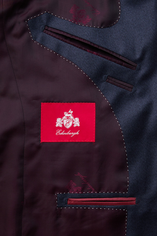 델피노 캐시실크 멜란지 솔리드 수트 재킷 (Navy)은 남성 고객을 위한 포멀 및 일상 착용에 적합한 수트 재킷입니다. 봄, 가을 시즌에 어울리는 중간 두께감으로, 클래식하고 미니멀한 스타일을 연출합니다. 이태리 델피노 원단을 사용하여 고급스러운 광택감과 부드러운 촉감을 선사하며, 레귤러핏 싱글버튼 디자인으로 제작되었습니다. 네이비 컬러의 멜란지 솔리드 패턴은 오피스룩, 비즈니스 캐주얼, 모임룩 등 다양한 TPO에 활용 가능합니다. 캐시미어와 실크 혼방 소재로 제작되어 편안함과 고급스러움을 동시에 느낄 수 있습니다.
