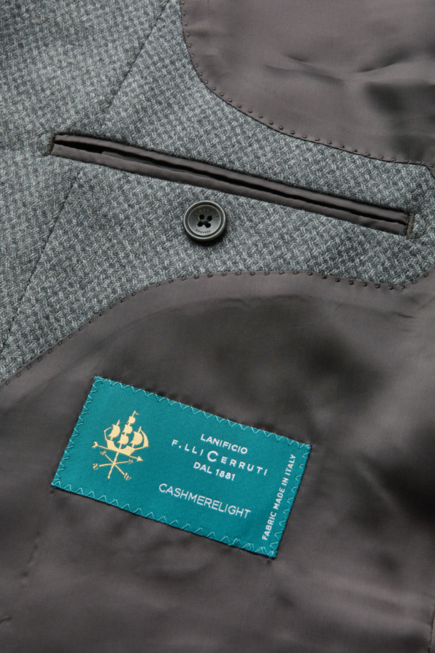 체루티(Cerruti) 울캐시 자카드 솔리드 수트 재킷 (Gray)은 겨울 시즌 남성용 아우터입니다. 포멀 및 비즈니스 용도로 적합하며, 클래식하고 미니멀한 스타일을 연출합니다. 울과 캐시미어 혼방 소재로 제작되어 부드러운 촉감과 두꺼운 두께감을 자랑합니다. 마이크로 조직감과 밀드 가공으로 고급스러운 분위기를 더하며, 싱글 버튼 레귤러핏 디자인으로 세련된 실루엣을 완성합니다. 오피스룩, 비즈니스 캐주얼, 출근룩 등 다양한 TPO에 활용 가능합니다.
