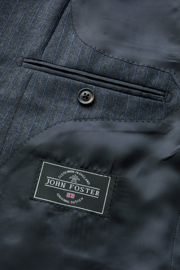 존 포스터 울 헤링본 스트라이프 수트 재킷 (블루)은 남성 고객을 위한 포멀 및 비즈니스 용도의 수트 자켓입니다. 봄, 가을, 겨울 계절에 착용하기 적합하며, 클래식한 스타일을 연출합니다. 울 100% 소재의 중간 두께감으로 제작되었으며, 헤링본과 스트라이프 패턴이 조화롭게 디자인되었습니다. 레귤러핏 싱글 버튼 방식으로, 오피스룩, 비즈니스 캐주얼, 출근룩 등 다양한 TPO에 활용할 수 있습니다.
