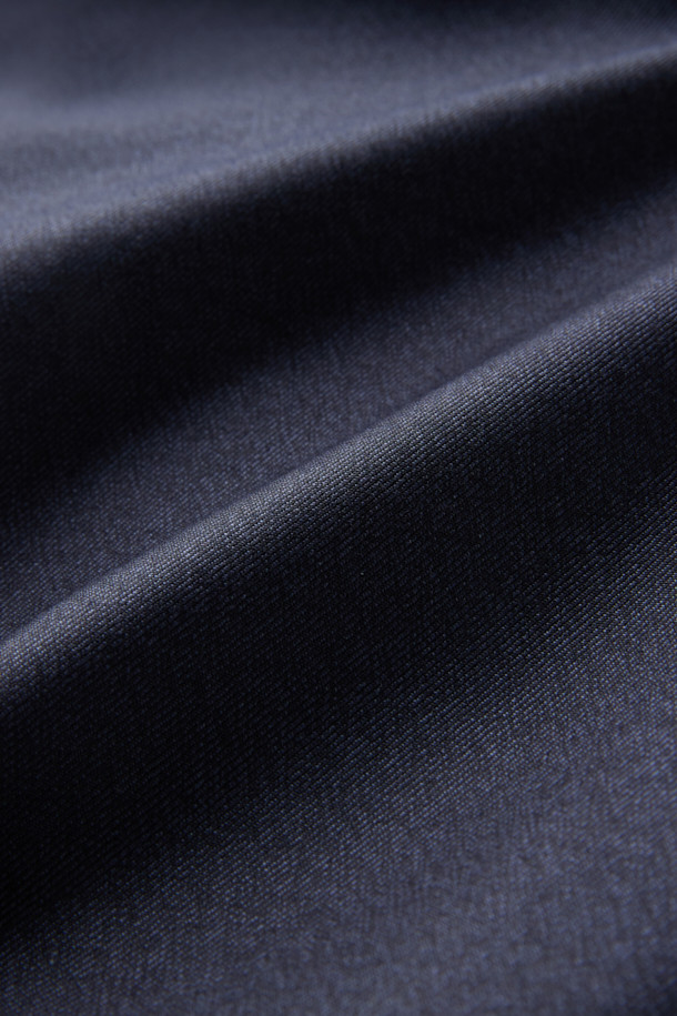 델피노 캐시실크 멜란지 솔리드 수트 팬츠 (Navy)는 남성 고객을 위한 포멀 및 일상 착용에 적합한 수트 팬츠입니다. 캐시미어와 실크 혼방 소재로 제작되어 부드러운 촉감과 고급스러운 광택감을 자랑하며, 사계절 착용이 가능합니다. 멜란지 솔리드 패턴과 레귤러핏 디자인으로 클래식하고 미니멀한 스타일을 연출합니다. 오피스룩, 비즈니스 캐주얼, 모임룩 등 다양한 TPO에 활용할 수 있으며, 얇은 두께감으로 편안한 착용감을 선사합니다.
