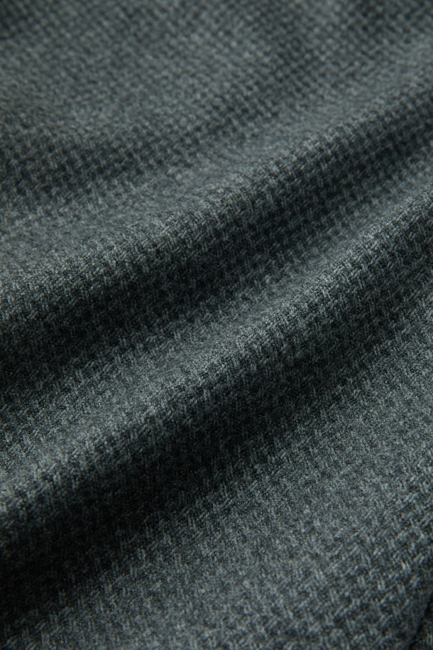 체루티 울캐시 자카드 솔리드 수트 팬츠 (Gray)는 포멀 및 비즈니스 용도로 적합한 남성용 수트 팬츠입니다. 겨울 시즌에 어울리는 두꺼운 두께감과 부드러운 촉감의 울(Wool)과 캐시미어(Cashmere) 혼방 소재로 제작되었습니다. 자카드 솔리드 패턴과 레귤러핏 디자인, 클래식하고 미니멀한 스타일을 연출합니다. 밀드 가공과 마이크로 조직감이 특징이며, 오피스룩, 출근룩, 비즈니스 캐주얼에 활용하기 좋습니다.
