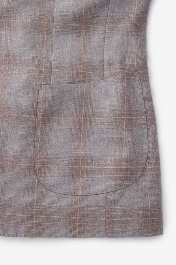 로로피아나 원단으로 제작된 캐시실크 브라운 체크 재킷입니다. 고급스러운 옴브레 체크 패턴과 광택감이 특징이며, 싱글 버튼 여밈으로 클래식한 분위기를 연출합니다. 오피스룩, 비즈니스 캐주얼, 모임룩 등 다양한 TPO에 활용 가능하며, 미니멀하고 시크한 스타일을 완성합니다. 캐시미어와 실크 혼방 소재로 부드러운 촉감과 우수한 착용감을 선사합니다. 긴 소매 기장의 레귤러 핏으로, 세련된 실루엣을 자아냅니다.
