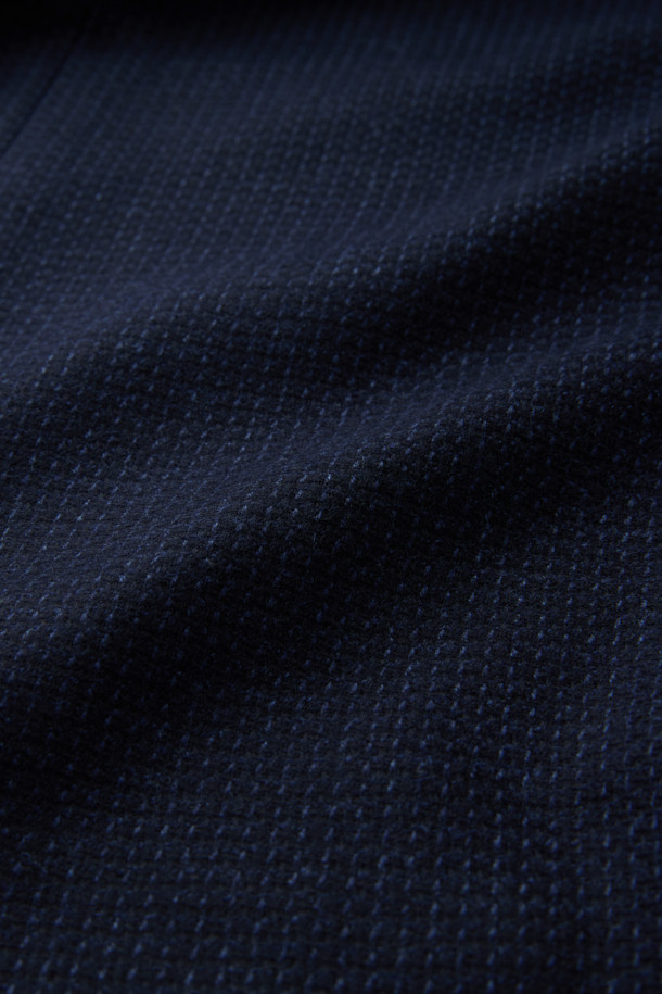 로로피아나 원단으로 제작된 남성용 울 마이크로 솔리드 재킷입니다. 네이비 컬러의 레귤러핏 블레이저로, 봄, 가을에 착용하기 좋습니다. 싱글 버튼 방식이며, 부드러운 촉감과 중간 두께감으로 편안한 착용감을 선사합니다. 클래식하고 베이직한 디자인에 투톤 짜임새가 돋보이며, 정장 및 포멀한 오피스룩, 비즈니스 캐주얼, 모임룩에 활용하기 좋습니다. 안감이 있어 더욱 쾌적하게 착용 가능합니다.
