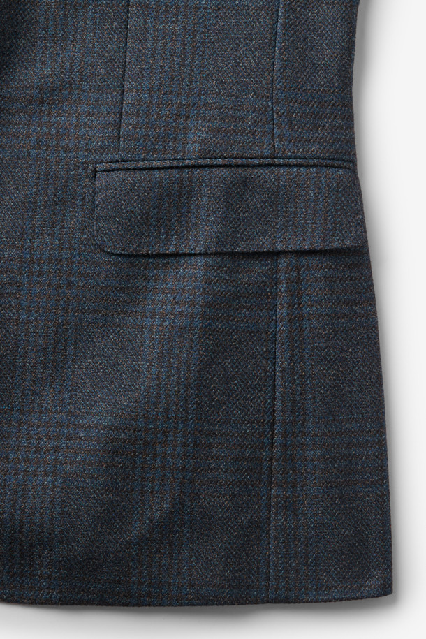 로로피아나 원단을 사용한 울 실크 브라운데코 글렌체크 재킷입니다. 봄, 가을에 어울리는 얇은 두께감으로 부드러운 촉감을 선사하며, 클래식한 스타일을 연출합니다. 남성용 레귤러핏 싱글버튼 재킷으로, 출근룩, 비즈니스 캐주얼, 모임룩 등 다양한 TPO에 활용 가능합니다. 트윌 조직감의 브라운 글렌체크 패턴이 세련된 느낌을 더하며, 미니멀한 디자인으로 어떤 스타일에도 쉽게 매치할 수 있습니다. 긴소매 기장으로 제작되었습니다.
