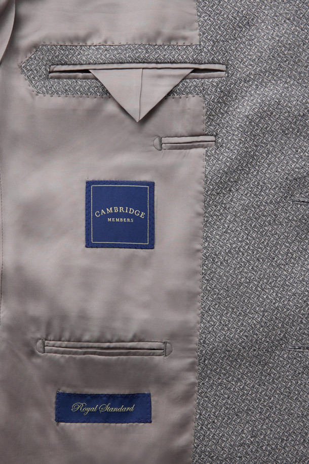 로로피아나(Loro Piana) 원단으로 제작된 울 마이크로 솔리드 재킷입니다. 부드러운 촉감과 고급스러운 외관을 자랑하며, 오피스룩, 비즈니스 캐주얼, 모임룩 등 다양한 TPO에 활용하기 좋습니다. 베이직하고 미니멀한 디자인으로, 클래식하고 시크한 스타일을 연출합니다. 멜란지 그레이 및 그레이 컬러의 솔리드 패턴으로, 레귤러 핏과 긴소매, 싱글 버튼 여밈 방식으로 제작되었습니다. 울 100% 소재로 제작되어 따뜻하고 편안한 착용감을 선사합니다.
