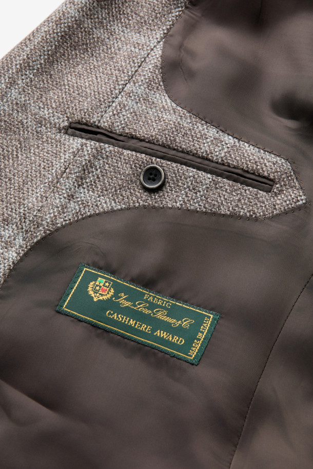 로로피아나 원단, 캐시미어 100% 소재의 남성 글렌체크 재킷입니다. 브라운, 그레이, 그린 컬러로 출시되었으며, 가을과 겨울에 착용하기 좋습니다. 포멀 및 일상 용도로 활용 가능하며, 클래식하고 엘레강스한 스타일을 연출합니다. 레귤러핏 싱글버튼 방식으로, 부드러운 촉감과 두께로 편안한 착용감을 선사합니다. 오피스룩, 비즈니스 캐주얼, 모임룩 등 다양한 TPO에 활용 가능한 미니멀하고 클래식한 디자인의 테일러드 코트입니다.
