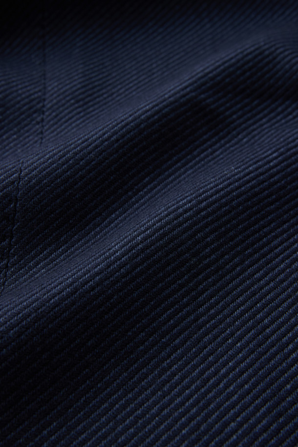 제냐 캐시실크 트윌 솔리드 자켓은 고급스러운 소재와 정교한 디자인이 돋보이는 남성용 자켓입니다. 네이비 컬러의 무지 디자인으로, 클래식하면서도 모던한 스타일을 연출합니다. 캐시미어, 실크, 린넨 혼방 소재로 제작되어 부드러운 촉감과 은은한 광택을 자랑하며, 봄, 가을 시즌에 착용하기 좋습니다. 싱글 버튼 여밈과 레귤러핏으로 제작되어 출근룩, 비즈니스 캐주얼, 모임룩 등 다양한 TPO에 활용 가능합니다. 트윌 조직 특유의 고급스러움이 돋보이며, 미니멀하고 시크한 스타일을 완성합니다.
