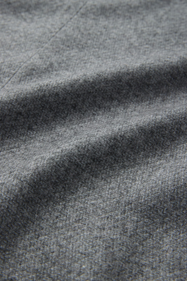 이태리 체루티(CERRUTI) 브랜드의 체루티 캐시실크 마이크로 재킷입니다. 부드러운 촉감의 캐시미어와 실크 혼방 소재로 제작되어 고급스러운 광택감을 자랑합니다. 얇은 두께감으로 봄, 가을에 착용하기 좋으며, 레귤러핏과 싱글 버튼 여밈으로 클래식한 스타일을 연출합니다. 오피스룩, 비즈니스 캐주얼, 모임룩 등 다양한 TPO에 활용할 수 있으며, 미니멀하고 세련된 분위기를 더합니다. 남성용 그레이 컬러의 무지 디자인으로, 어떤 옷에도 쉽게 매치할 수 있습니다.
