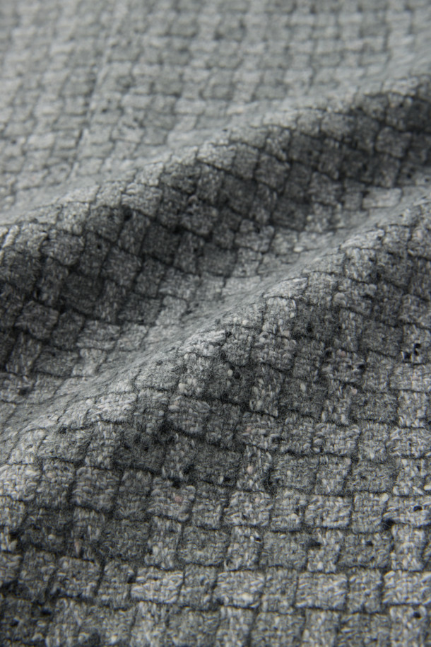 존스톤 캐시100 그리드 체크 재킷은 가을과 겨울, 오피스룩, 비즈니스 캐주얼, 모임룩에 적합한 클래식한 스타일의 자켓입니다. 고급스러운 캐시미어 소재로 제작되어 부드러운 촉감과 두꺼운 두께감을 자랑하며, 레귤러 핏과 긴 소매 기장으로 편안한 착용감을 선사합니다. 세련된 그레이 컬러에 그리드 체크 패턴이 더해져 미니멀하고 시크한 분위기를 연출합니다. 싱글 버튼 여밈 방식으로 클래식한 매력을 더한 이 재킷은 당신의 스타일을 한층 끌어올려 줄 것입니다.
